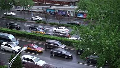 原创北京呼家楼下雨中车流开过视频的预览图
